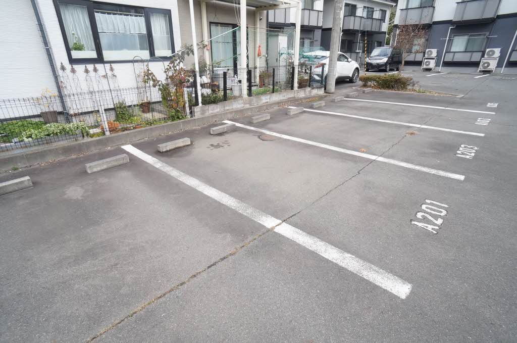 建物外観　駐車場