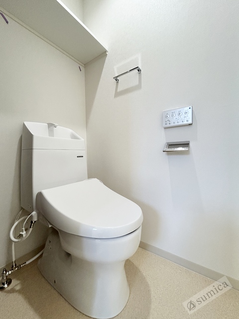 トイレ　人気アイテムの温水洗浄便座。清潔感のあるトイレです。