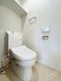 トイレ　人気アイテムの温水洗浄便座。清潔感のあるトイレです。