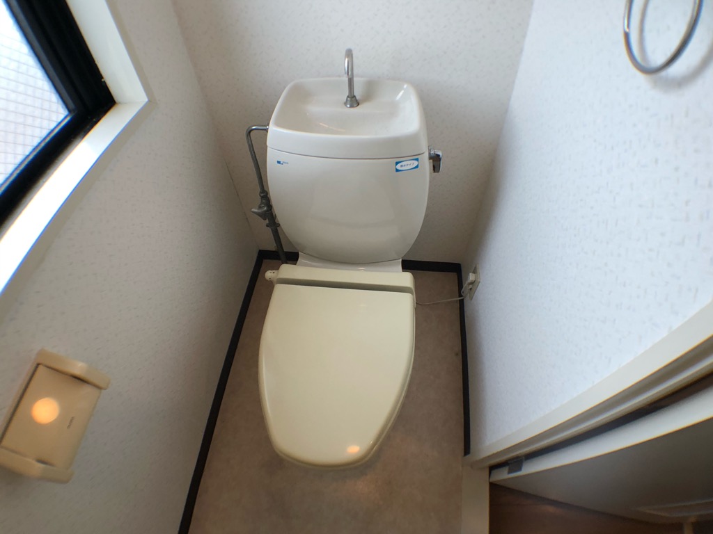 トイレ　温水洗浄便座機能付きトイレです☆