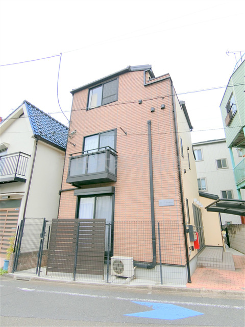 建物外観　2004年3月築　木造地上2階建て総戸数4戸の人気賃貸アパー