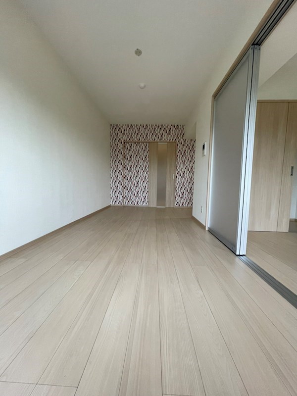 居室・リビング　※部屋によって壁紙・建具の色が異なります。