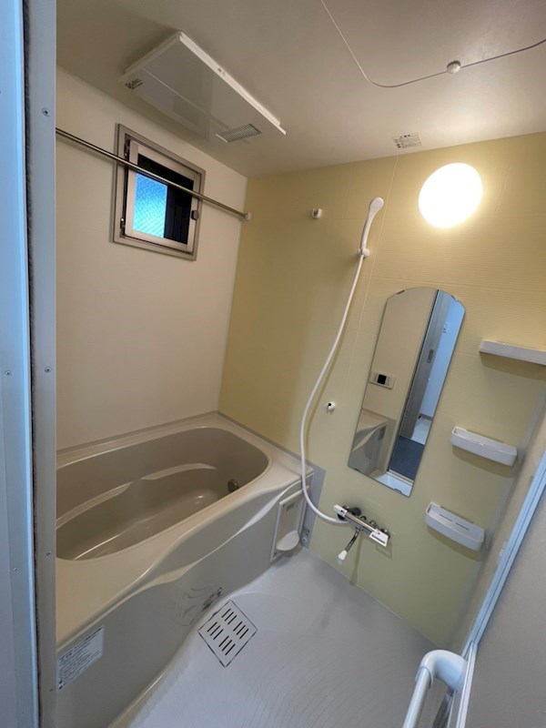 バス・シャワールーム　※部屋によって壁紙・建具の色が異なります。