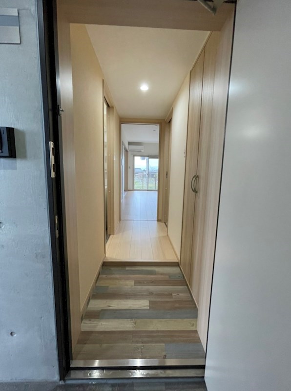 玄関　※部屋によって壁紙・建具の色が異なります。