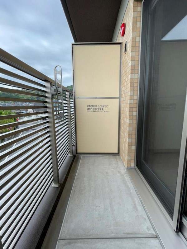 バルコニー　※部屋によって壁紙・建具の色が異なります。