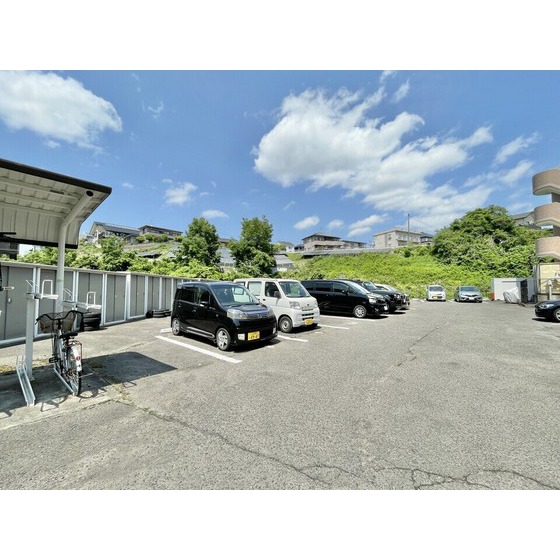 駐車場　各戸物置付き