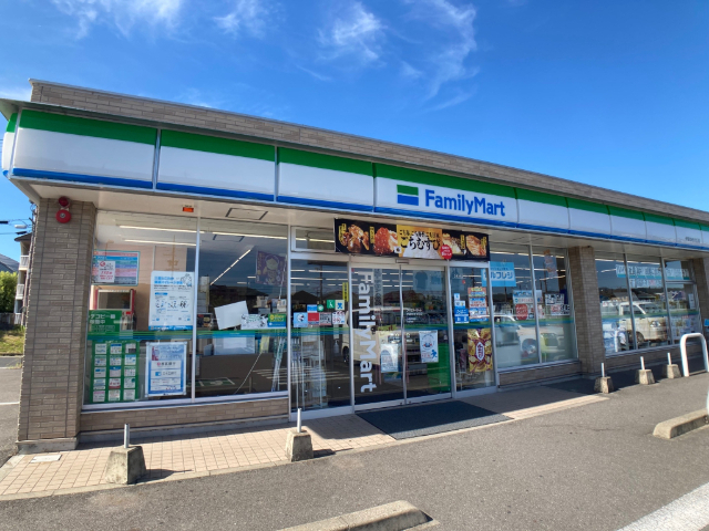コンビニ　ファミリーマート伊賀ゆめが丘店（コンビニ）まで1047m