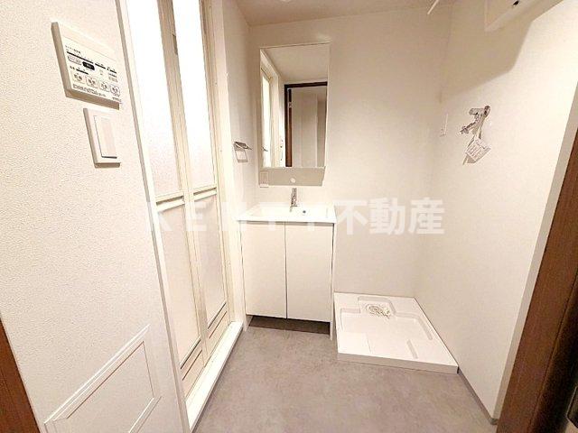 洗面設備　ゆったりとスペースのある洗面所
