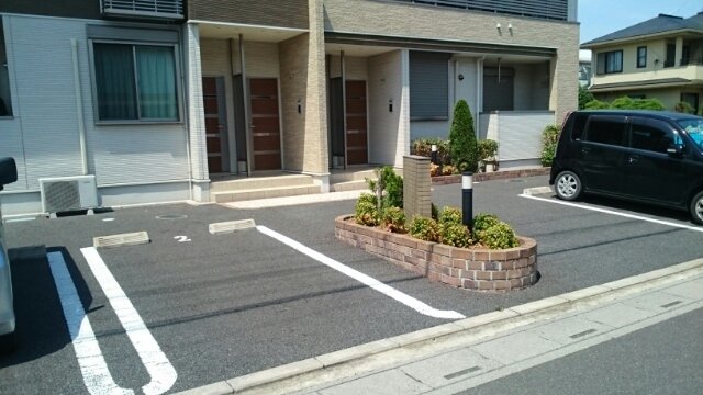 駐車場　駐車場があるので、車を買う予定の方も安心です