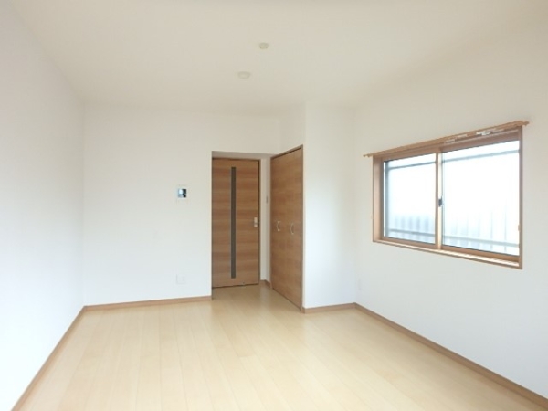 その他部屋・スペース　角部屋の為　側面にも窓があり明るい室内です。