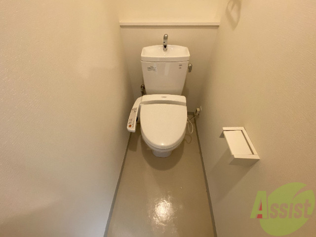 トイレ　温水洗浄付きの便座です。便利で使い勝手がいいですね。