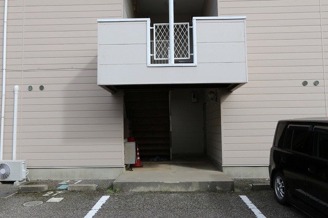 エントランス　落ち着いたエントランスです