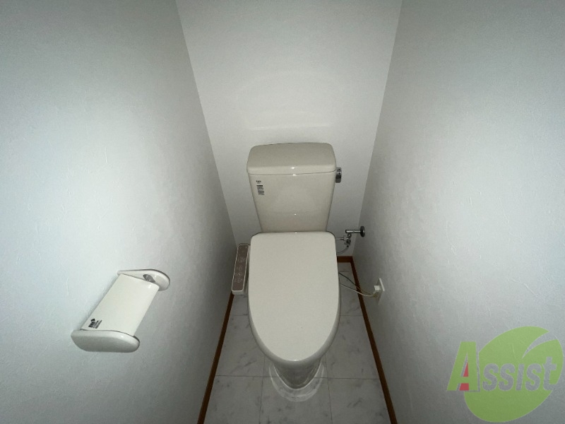 トイレ　トイレはお風呂と別になっていますね。キレイです。