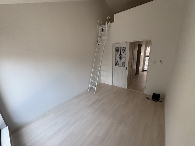 その他部屋・スペース　開放的な寝室です
