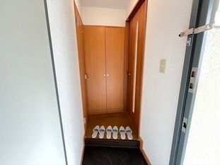 玄関　※写真は別号室です。