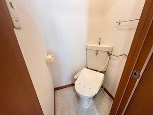 トイレ　※写真は別号室です。