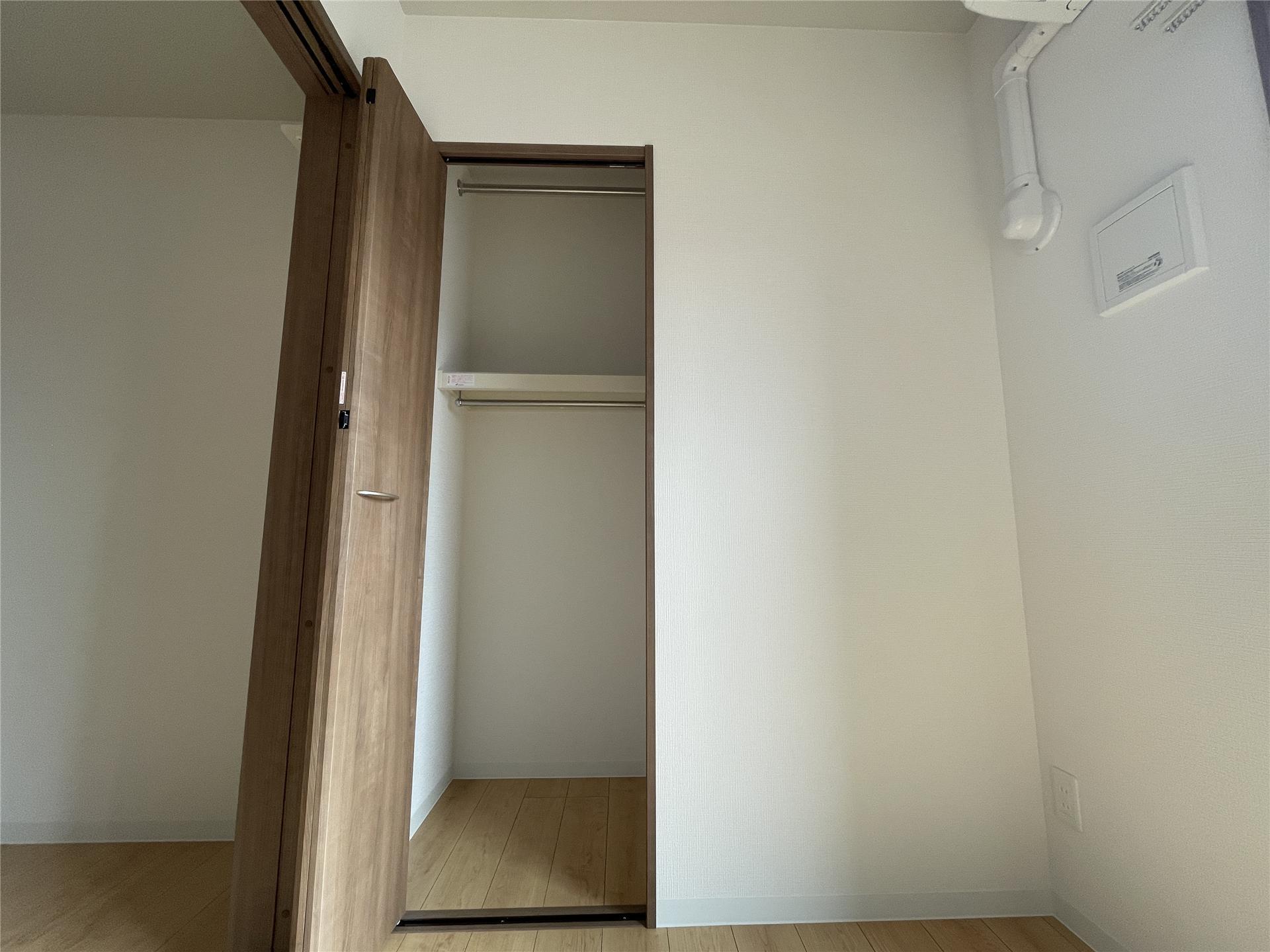 その他　洋室にも収納が設けられています