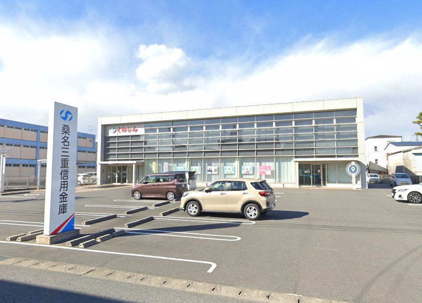 銀行　桑名三重信用金庫 弥富支店（銀行）まで303m