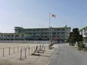 小学校　上津役小学校（小学校）まで880m