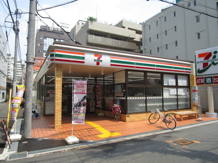 コンビニ　セブンイレブン（コンビニ）まで196m