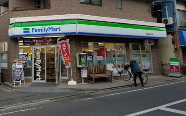 コンビニ　ファミリーマート田園調布本町店（コンビニ）まで403m