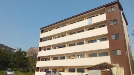 建物外観　タイル貼りのマンションです