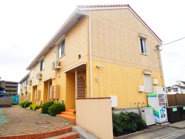 建物外観　閑静な住宅地に建つきれいな物件
