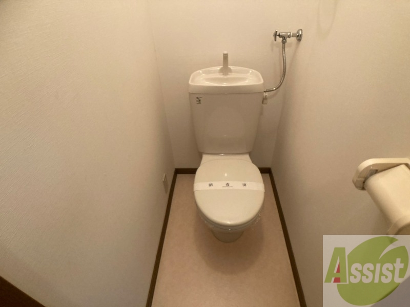 トイレ　トイレです。タオル掛けもついて便利ですね。
