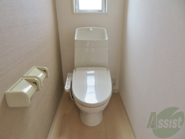 トイレ　トイレットペーパーが二つ入れられるのは地味にうれしいですね。