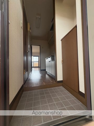 ＪＲ東海道本線 浜松駅 バス乗車時間：11分 最寄りバス停で下車 徒歩1分 3階建 築22年の玄関写真