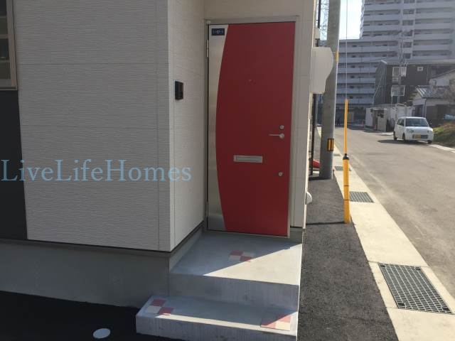 エントランス　赤いドアが印象的です