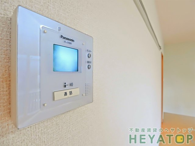 セキュリティ　モニター付きドアホンで安心確認（同仕様写真）