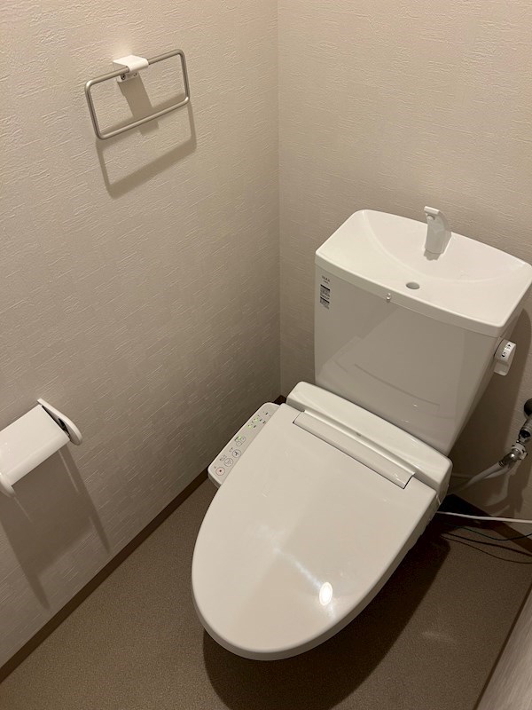 トイレ　トイレは快適な温水洗浄便座付き
