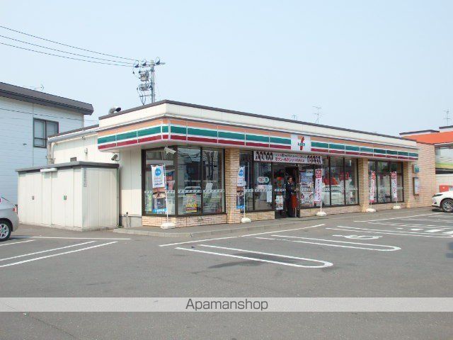 コンビニ　セブンイレブン（コンビニ）まで353m