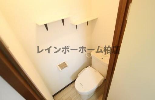 トイレ　落ち着いた色調のトイレです