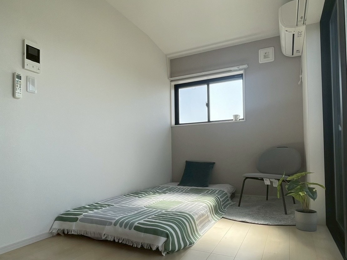 居室・リビング　アクセントクロスがお洒落なお部屋です。