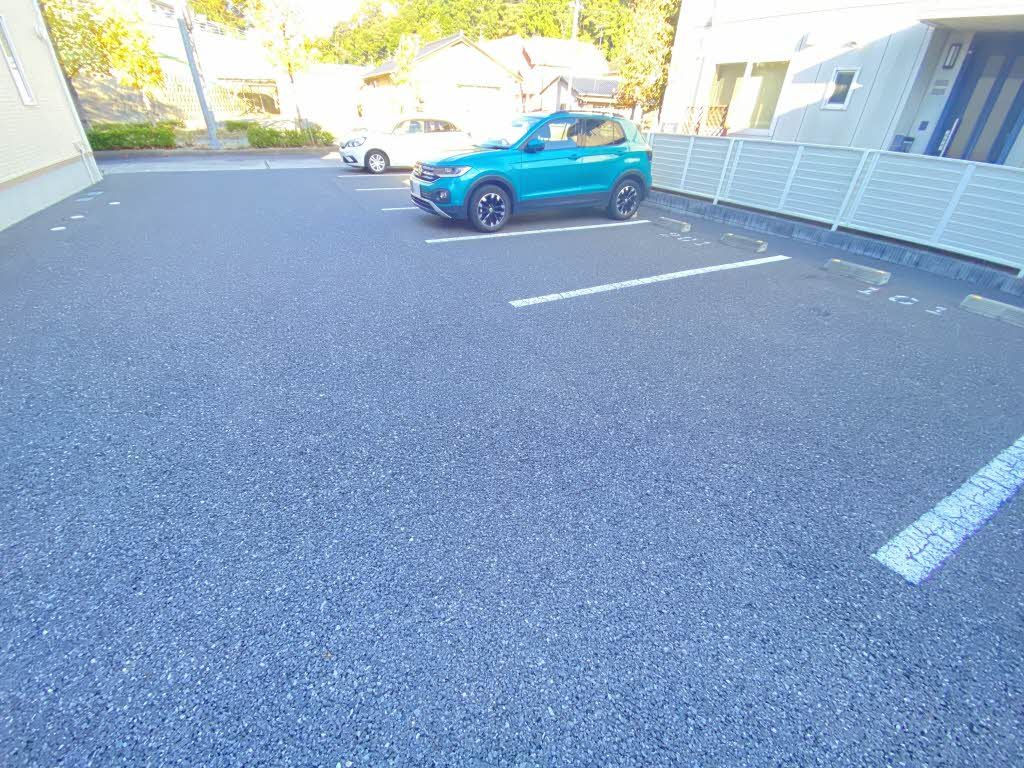 建物外観　駐車場
