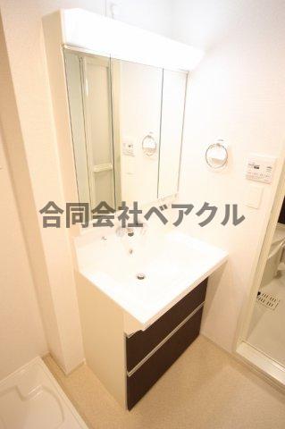 洗面設備　独立洗面台、小物を置くことができて便利です
