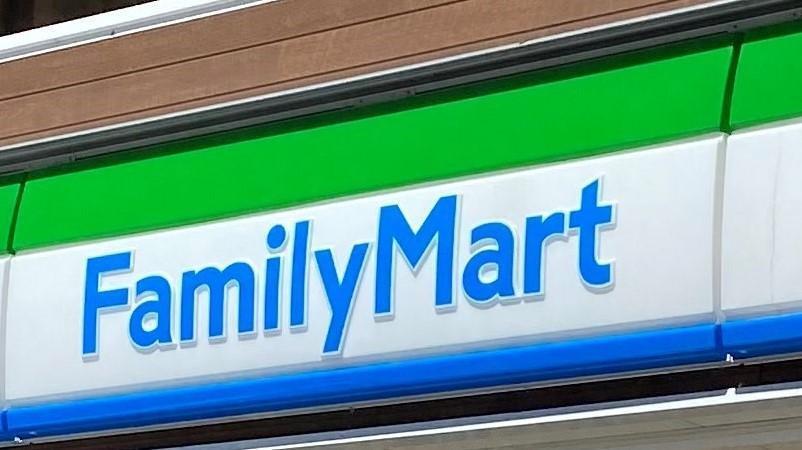 コンビニ　ファミリーマート（コンビニ）まで400m