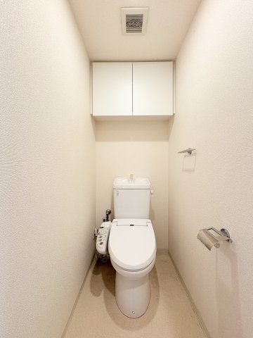 トイレ　吊り戸棚付きのトイレ！