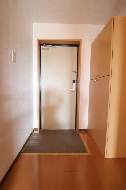 玄関　玄関　シューズボックスあります。