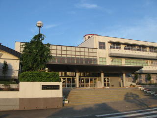 中学校　四街道市立四街道中学校（中学校）まで490m