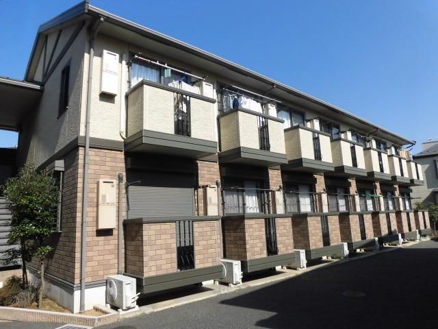 建物外観　前面駐車場で明るいですよ