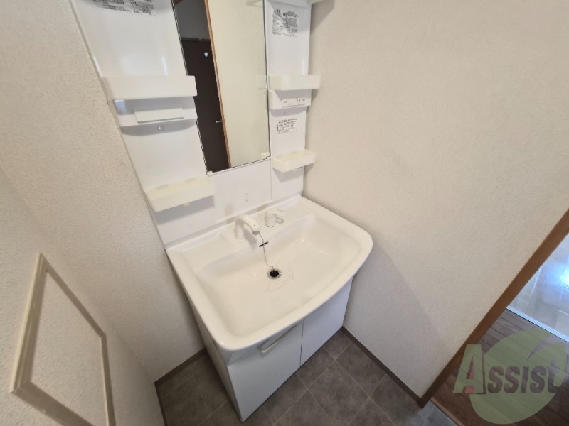 洗面設備　洗面台はシャワーノズルも付いて便利に活用できます