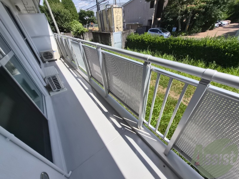 バルコニー　ベランダはよく日が当たり気持ちの良い空間です。