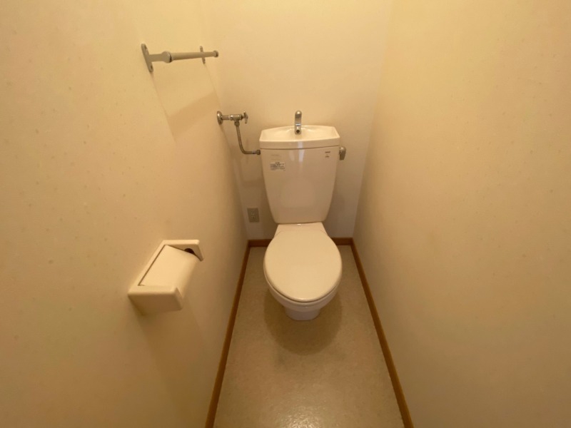 トイレ　こちらはトイレです。清潔感があり、安心して使用できます。