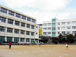 小学校　神戸市立 雲雀丘小学校（小学校）まで758m