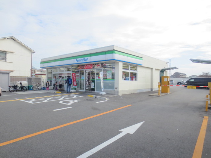 コンビニ　ファミリーマート（コンビニ）まで440m