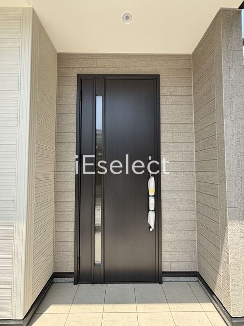 エントランス　玄関前には屋根がり身支度もしやすいですね