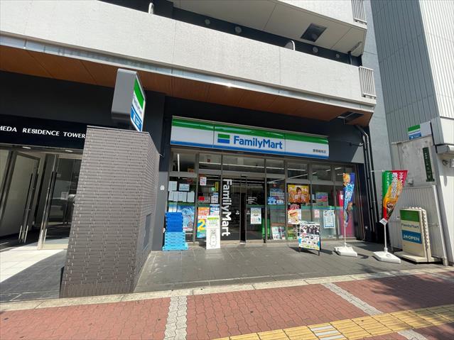 コンビニ　ファミリーマート（コンビニ）まで421m